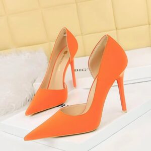 High heeled pumps.